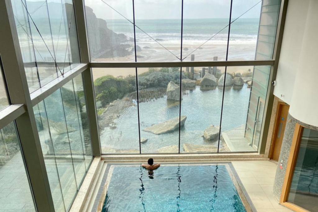 The Bedruthan pool overlooking the beach