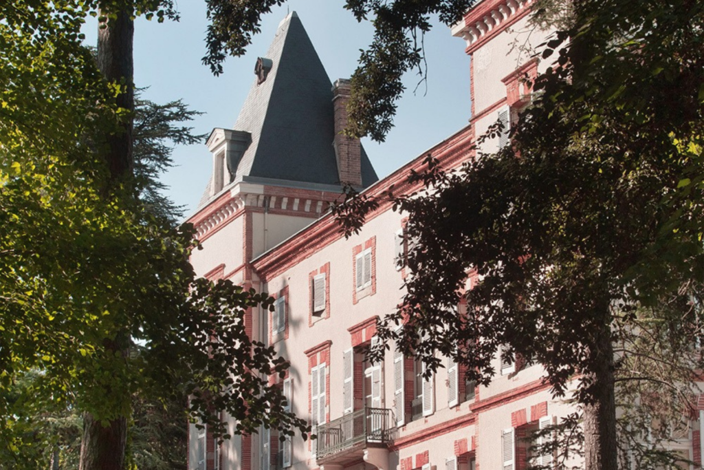 REVĪVŌ Wellness Resort Château de Fiac turret