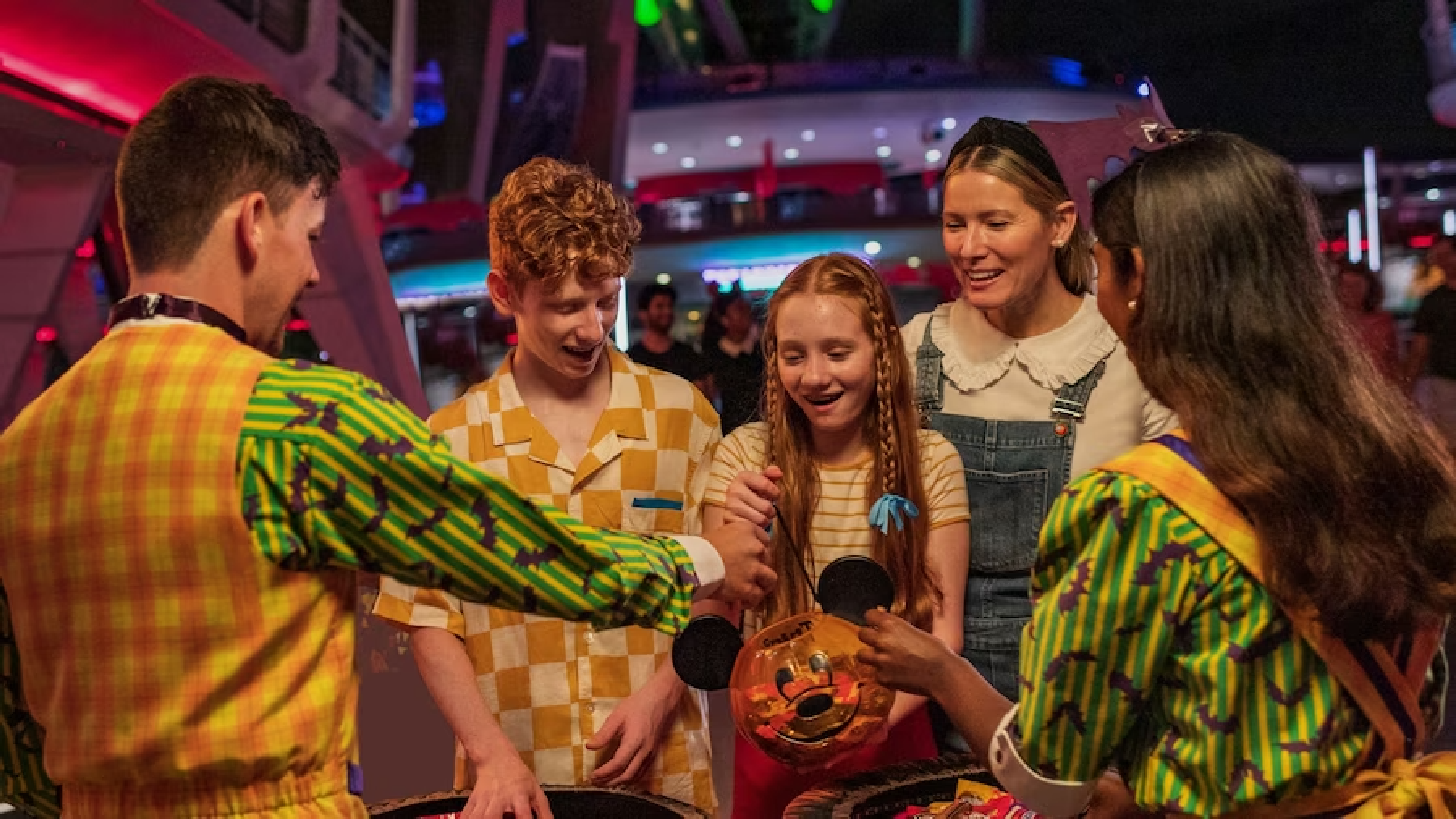 Festa de Halloween na Disney de Orlando, público participando do evento Doces ou Travessuras