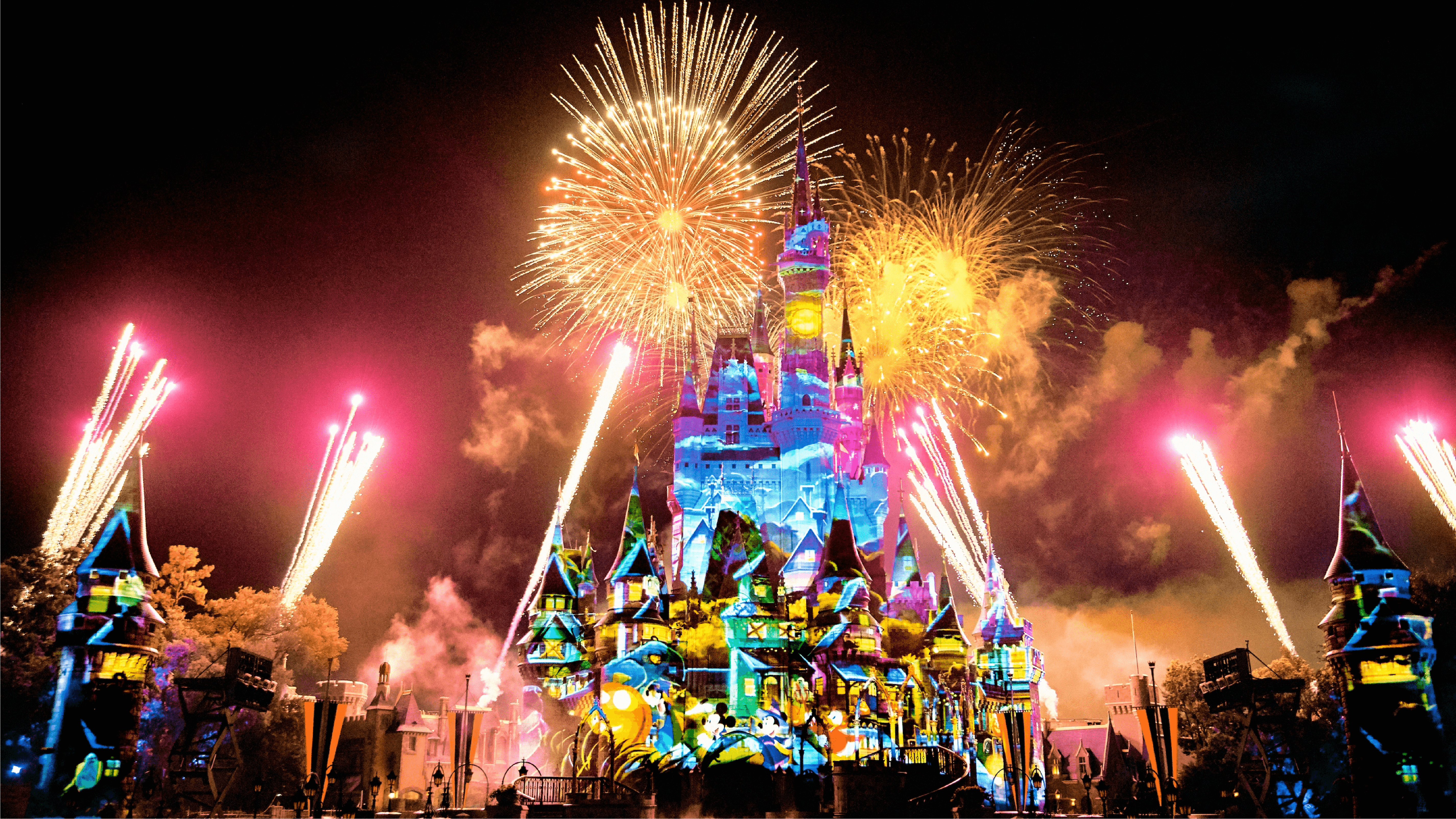 Castelo da Disney em Orlando decorado com abóboras cintilantes.
