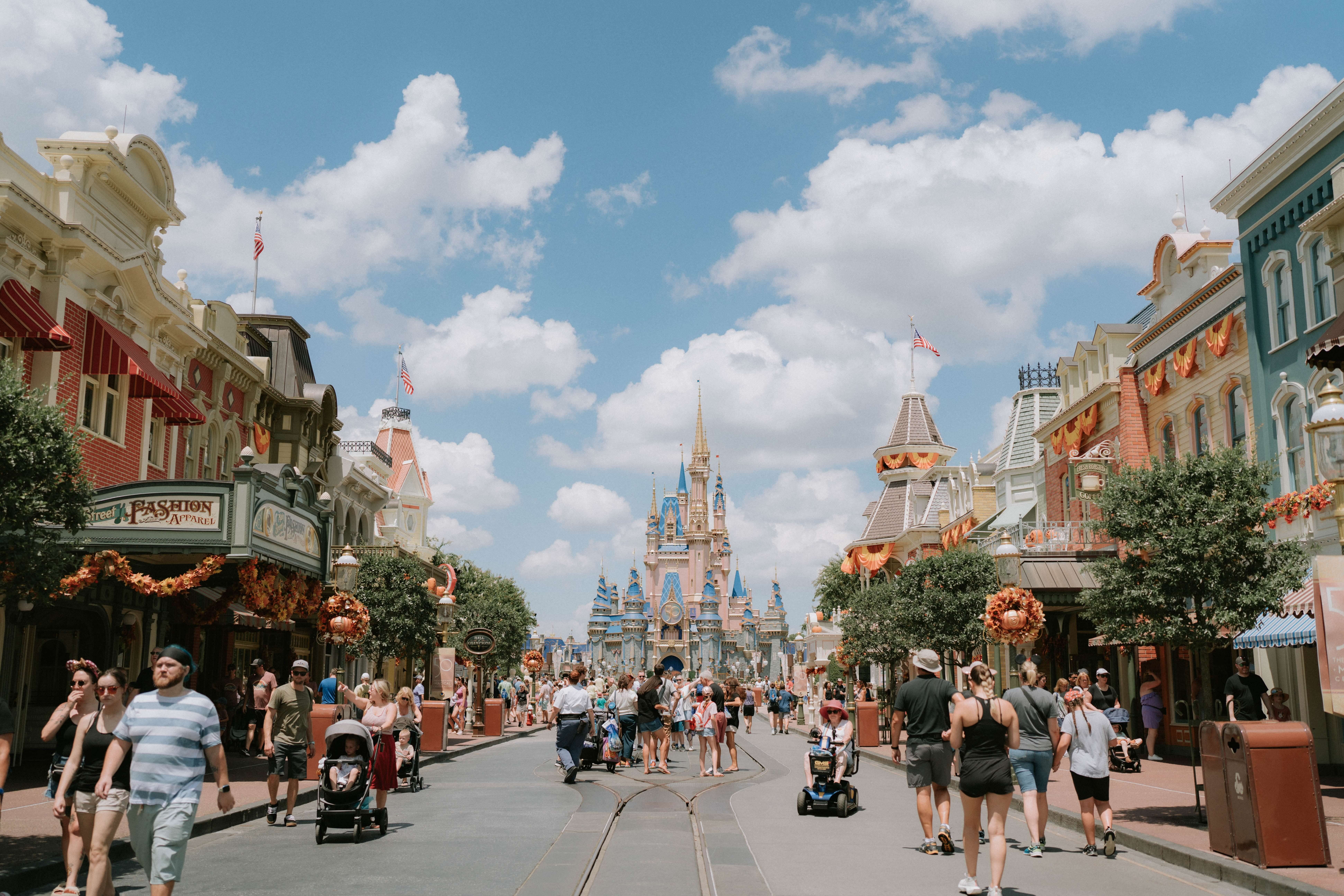 Castelo da Disney em Orlando decorado com abóboras cintilantes.