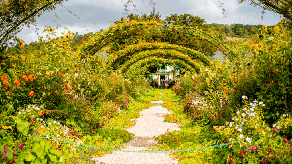 Giverny_arvores-e-plantas-verdes-perto-da-casa-branca-durante-o-dia