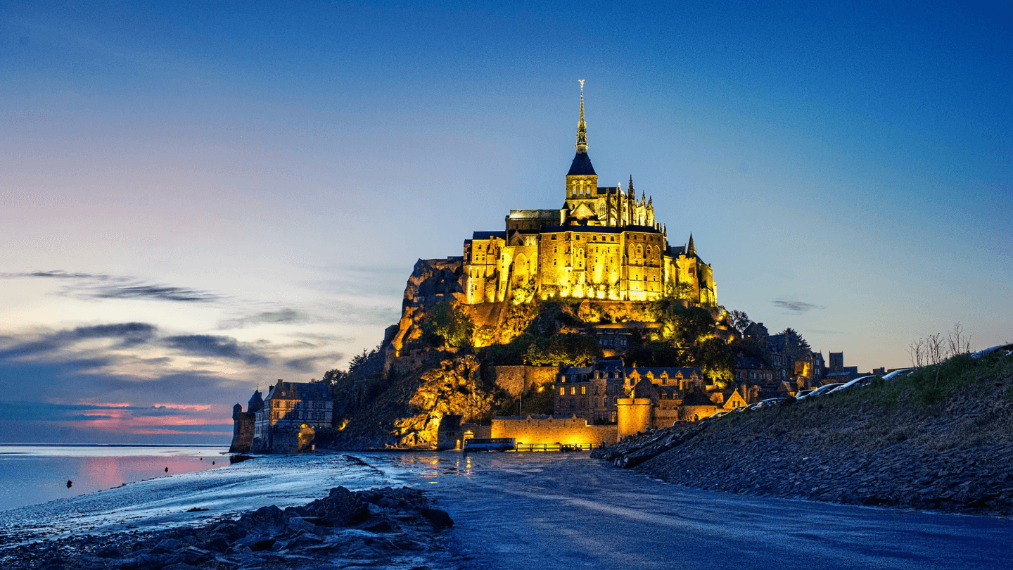 Mont Saint Michel_edificio-de-concreto-marrom-e-bege-no-penhasco-a-beira-mar-durante-o-dia