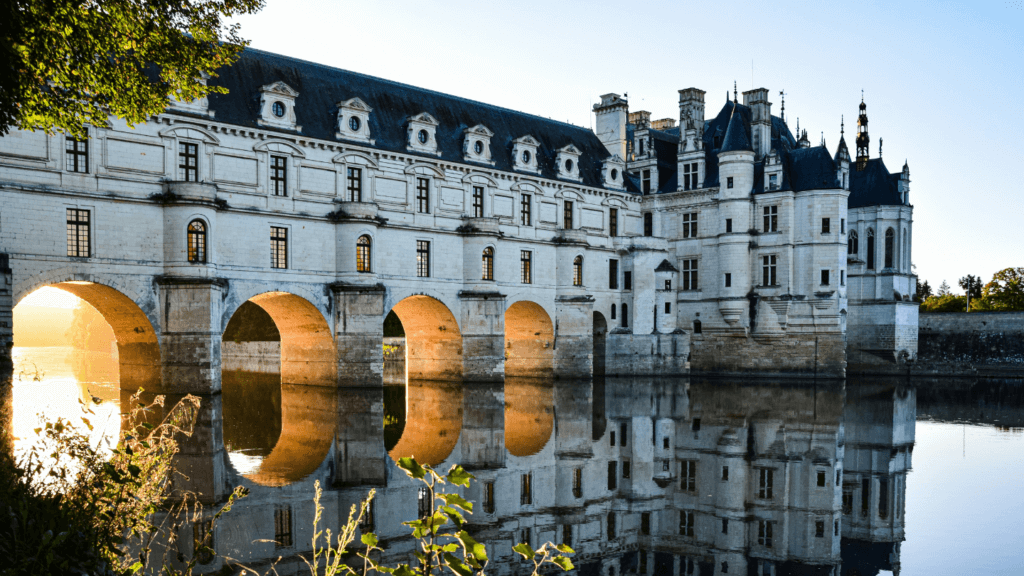 Vale do Loire_um-castelo-com-uma-ponte-sobre-um-corpo-de-agua